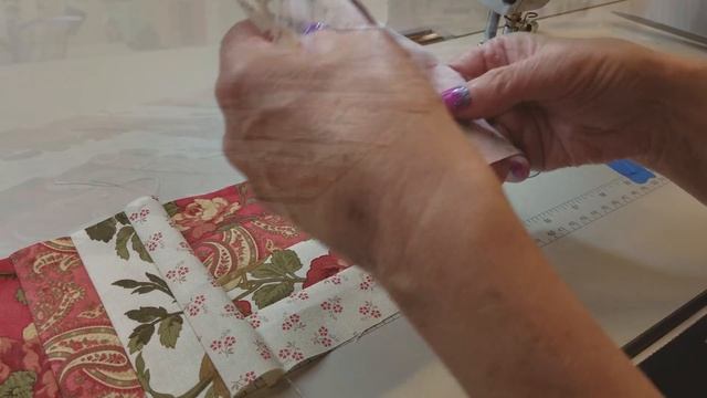 Donna's Mini Rails Table Runner Tutorial + Kaffe Fassett Quilt Giveaway! смотреть онлайн