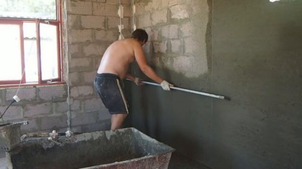 Штукатурка стен с помощью хоппер ковша и компрессора Moller