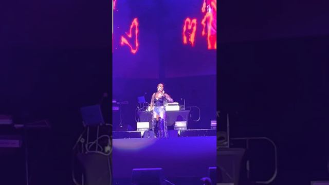 Keri Hilson reveals that she wrote for many artist & some of your favorites at the ￼Millennium tour смотреть онлайн