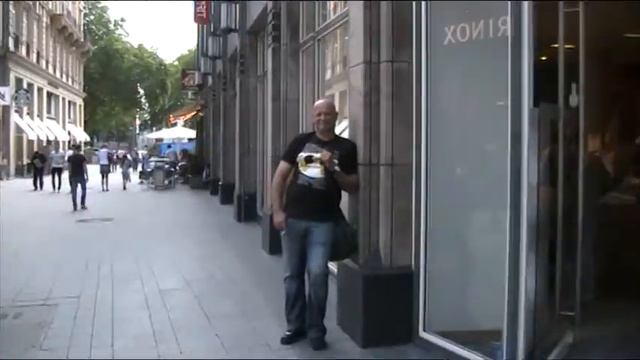 Потрясающие уличные музыканты в Кёльне! смотреть онлайн