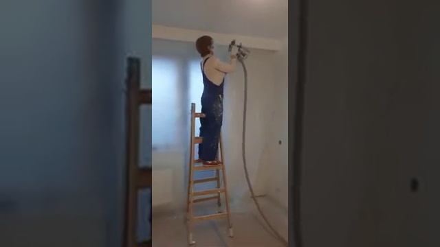Как покрасить потолок краскопультом/равномерная покраска потолков. смотреть онлайн