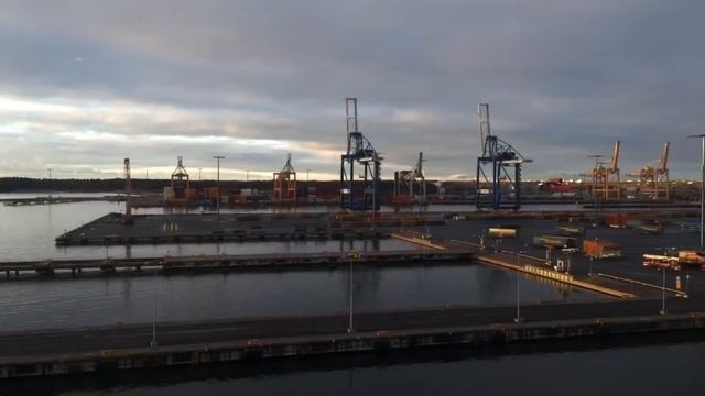 Парковка парома в порту Хельсинки смотреть онлайн