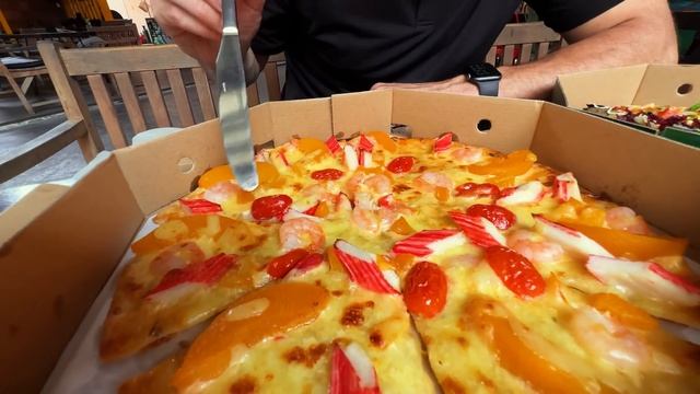 Pizza Hut Vietnam Creates Worm Pizza!! Asia’s Wildest Pizzas!! смотреть онлайн