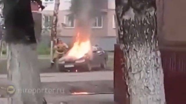 Автомобиль загорелся во дворе дома в Саранске смотреть онлайн