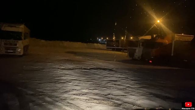 Рейс в Мурманск. Коллега на фуре застрял при развороте￼. Пытаюсь помочь ему! смотреть онлайн