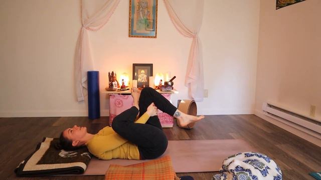 Evening Yoga & Meditation For Better Sleep: Simple Seated Restorative Yoga with Relaxing Music смотреть онлайн