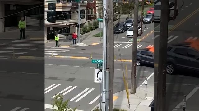 Ему нормас, он кайфует от жизни ))