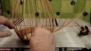 Послойное плетение корзины из лозы, ивы на примере небольшого изделия. Начало тонкой частью прута.