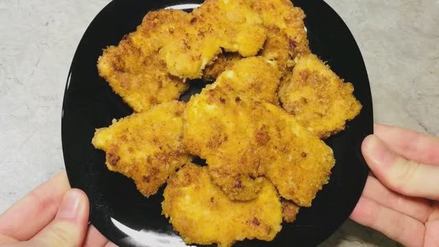 Нежные отбивные из куриной грудки с хрустящей корочкой: получается целая тарелка вкусностей