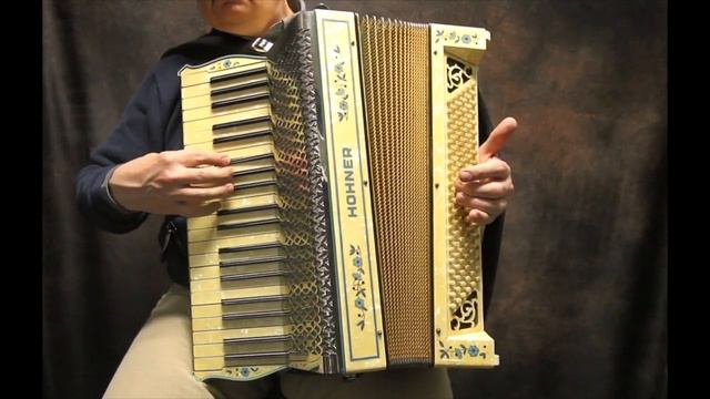 Vintage Pre-owned Accordion: Hohner 18 1/2" смотреть онлайн