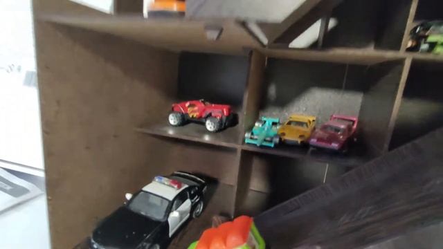 Детская деревянная парковка 7 уровней и вмещает до 50 машинок с бензоколонкой. Подарок мальчику смотреть онлайн