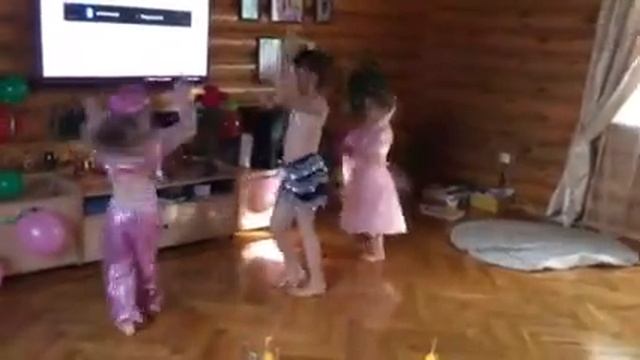 Танец Выше солнца. Клубничная вечеринка у Принцессы Яны смотреть онлайн