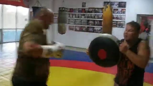 БОКС тренирует дядя Коля "Водолаз" смотреть онлайн