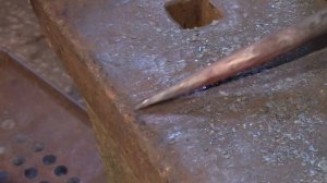 Инструмент для пробивки отверстий в металле.