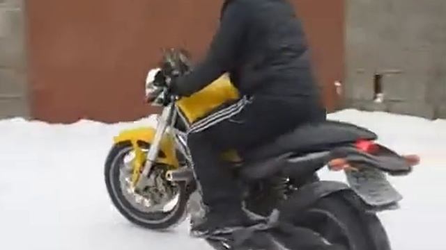 На мотоцикле зимой мини дрифт.. смотреть онлайн