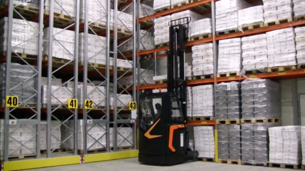 Ричтрак Rocla c кабиной для работы на складе-холоднильнике смотреть онлайн