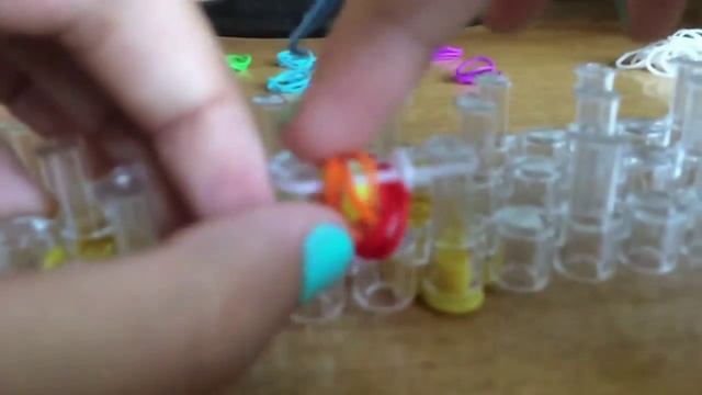 Плетение браслетов из резинок. Друзья. Без станка смотреть онлайн