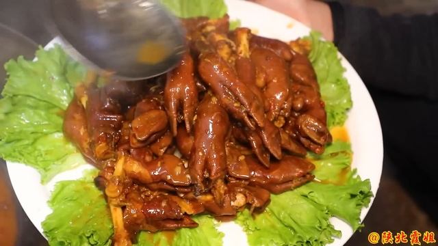 【陕北霞姐】老公150买30个羊蹄，下雨天做麻辣羊蹄吃，软烂脱骨越啃越香！ смотреть онлайн