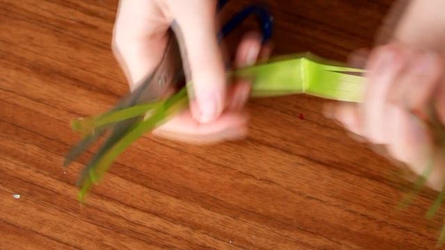 Простой подарок на 8 марта / Букет из конфет / Розы из гофрированной бумаги / Diy смотреть онлайн