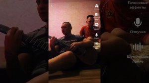 Песни под гитару, Эльбрус Джанмирзоев, пацан молодой, она молодая, ногти  красные, такая деловая...