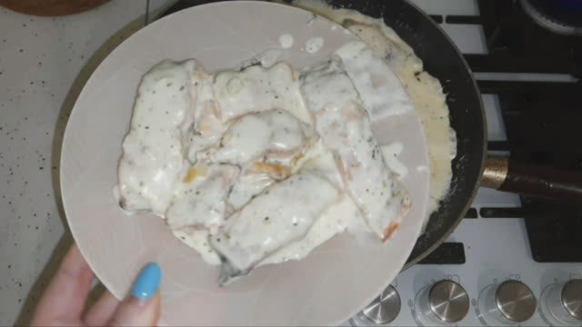 Рыбка в сырно-сливочном соусе.mp4