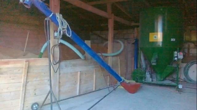 Кормосмесители комбикормов M-ROL 2000кг/час смотреть онлайн