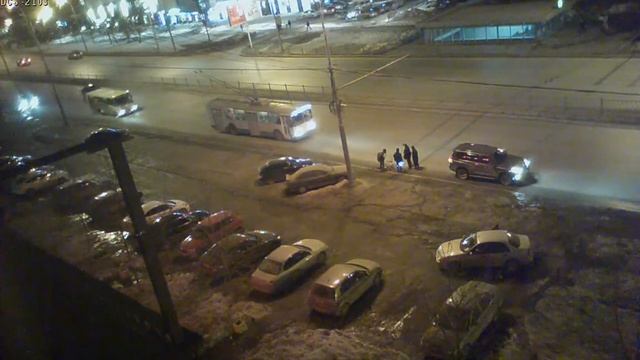 Внедорожник подрезал велосипедиста на Космонавтов 21.03.17 смотреть онлайн