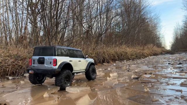 Traxxas TRX-4 21 Bronco Went Trough Ice смотреть онлайн