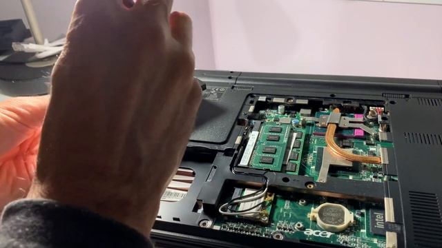 Como cambiar el disco duro de un Acer Extensa 5635Z por un SSD ¡Qué fácil! смотреть онлайн