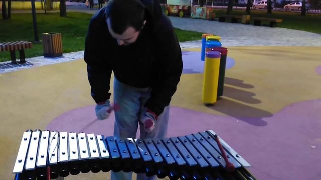 Никита играет на уличном ксилофоне.