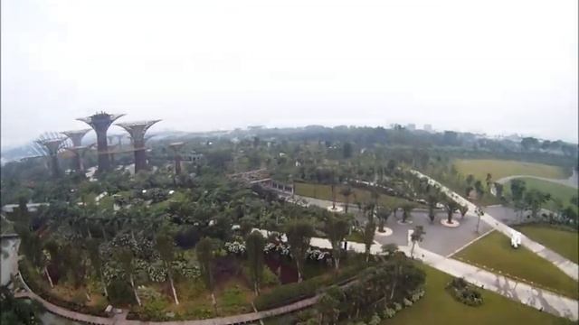Aerial View of Marina Bay Sands and Gardens by the Bay, Singapore смотреть онлайн