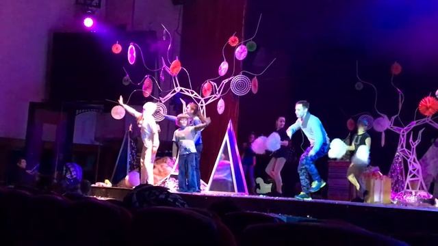 Новый год в Зазеркалье. Фрагмент. Репетиция. Веселые танцы дятлов. #циркчудес смотреть онлайн