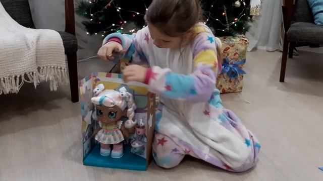 ИВА открывает подарки от Деда Мороза. смотреть онлайн