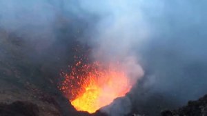 камчатка извержение вулкана , у самого эпицентра вижу лаву