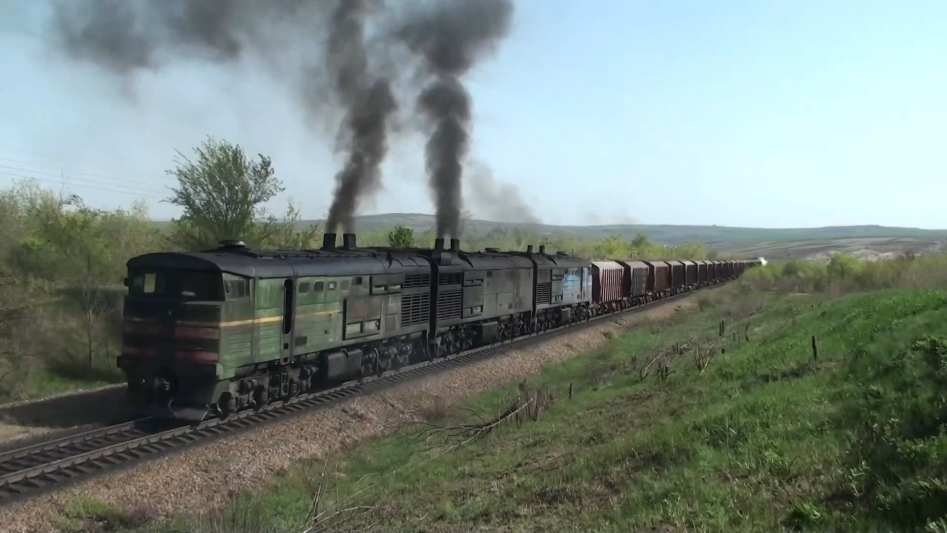 Сила. Тепловоз 3ТЭ10М-1260Б тащит грузовой состав. Советский тепловоз с дизелем мощностью 3000 л.с. смотреть онлайн