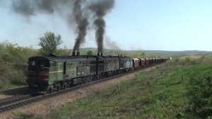 Сила. Тепловоз 3ТЭ10М-1260Б тащит грузовой состав. Советский тепловоз с дизелем мощностью 3000 л.с.