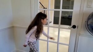 Хайди и Зидан играют с игрушками для Хелоуина