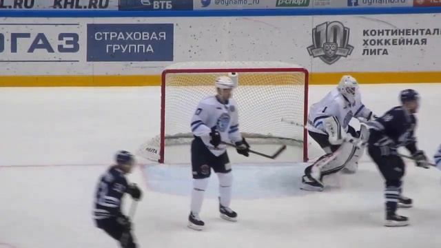 Jhonas Enroth in action during the Dynamo Moscow-Dynamo Minsk hockey game 6 October 2017 смотреть онлайн