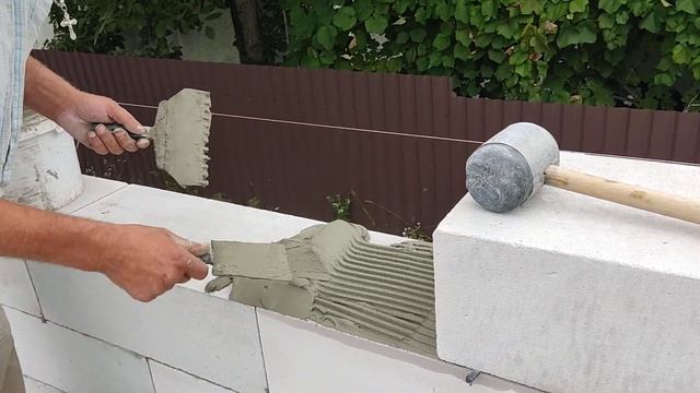 Кладка газоблока якось так.