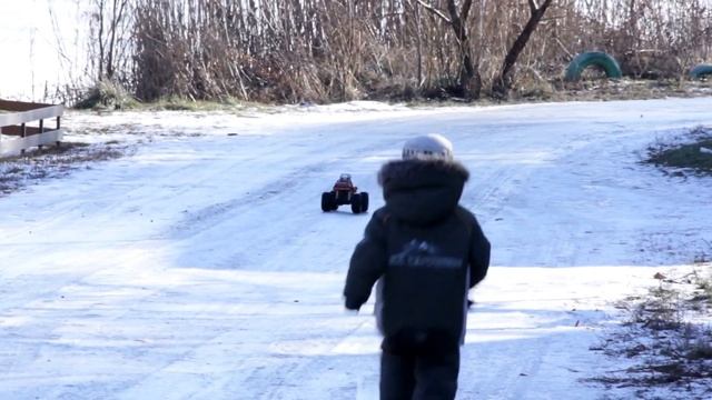 Радиоуправляемый Rock Crawler 3XL c пультом, Гай получил подарок на Новый Год смотреть онлайн