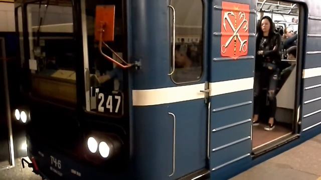 Электропоезд 81-717 номерной 247 прибывает на ст.метро Чёрная речка! смотреть онлайн