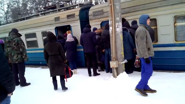 давка в опаздующую электричку №6004 Фастов-Киев пл.Тарасовка смотреть онлайн
