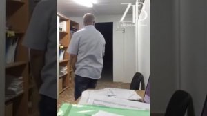 Мужчина требует свою зарплату, угрожая пистолетом