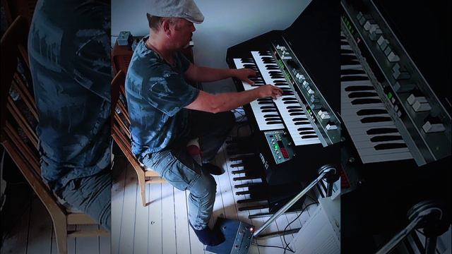 Happy Piano Melody (impro on my Crumar Haven 61 organ with built in drum machine into a Leslie 760) смотреть онлайн