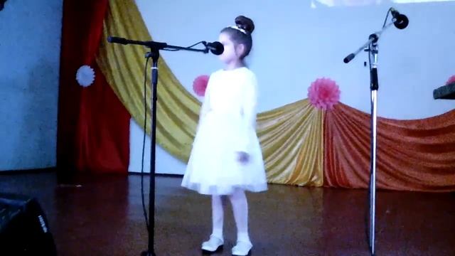 Арина Романенко/Песня про маму-Зореньки краше и солнца милей смотреть онлайн