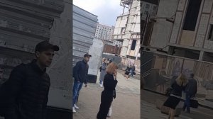 Женщина курит на вокзале