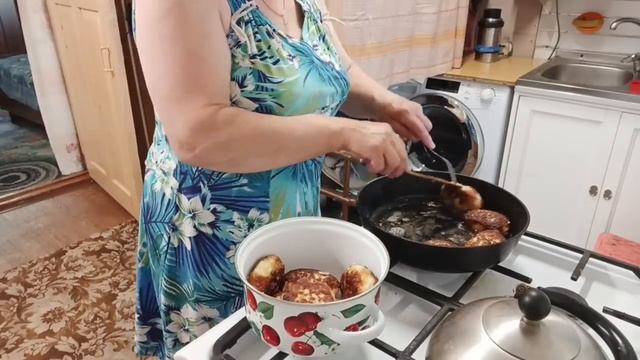 Выпекала белый формовой хлеб? и жарила рыбные котлеты!!! смотреть онлайн