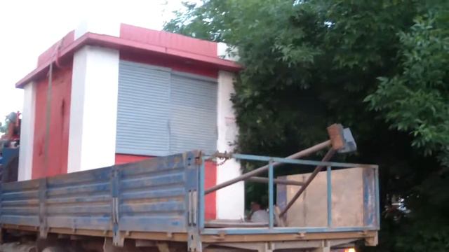 Перевозим киоск - будущий ТОВАРИЩ ЧЕБУРЕК смотреть онлайн