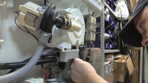 Ремонтируем посудомоечную машину Electrolux ESF 2450w подтекает снизу, устраняем течь