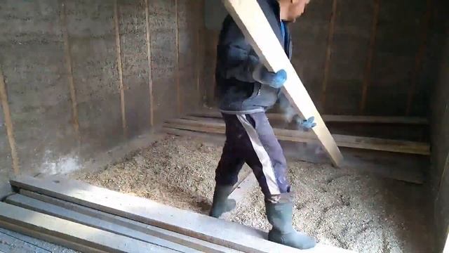 Полы и штукатурка стен изнутри в сарае из арболита.
